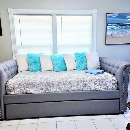 Casaazul-2605A-Couples Retreat By Beach & Pleasure Pier 1 Block Away- 2Bed 2Bath- 7 Minutes To Cruise Terminal 갤버스턴 외부 사진