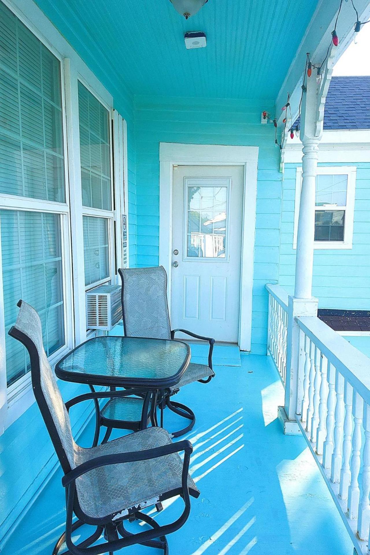 Casaazul-2605A-Couples Retreat By Beach & Pleasure Pier 1 Block Away- 2Bed 2Bath- 7 Minutes To Cruise Terminal 갤버스턴 외부 사진